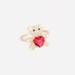 Bague ourson sur fond blanc avec cœur rouge.
