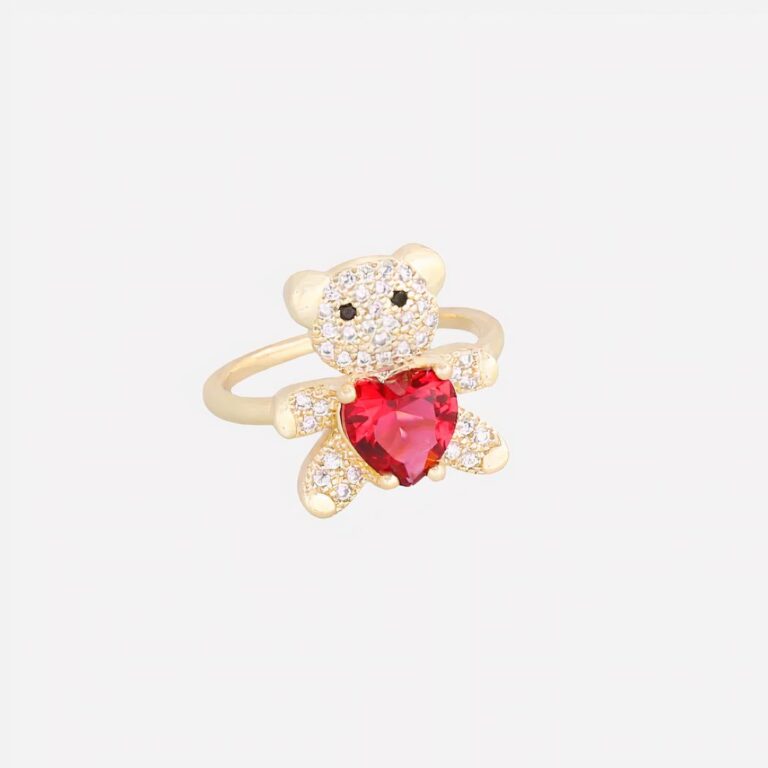 Bague ourson pour fille Bague ourson sur fond blanc avec cœur rouge.