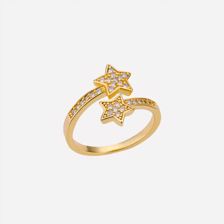 Bague ajustable étoiles pour fille Bague dorée avec des étoiles sur fond blanc.