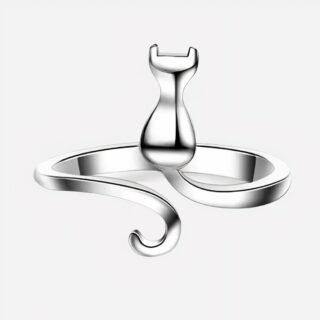 Bague argentée en forme de chat sur fond blanc.