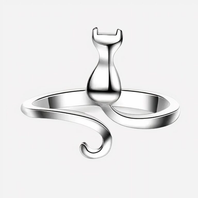 Bague argentée en forme de chat sur fond blanc.