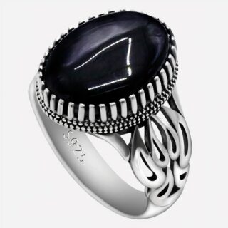 Photo d'une grosse bague pour homme en argent sterling travaillé et pierre naturelle d'agate noire sertie sur un fond blanc