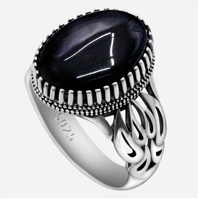 Photo d'une grosse bague pour homme en argent sterling travaillé et pierre naturelle d'agate noire sertie sur un fond blanc
