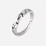 Bague argentée sur fond blanc.