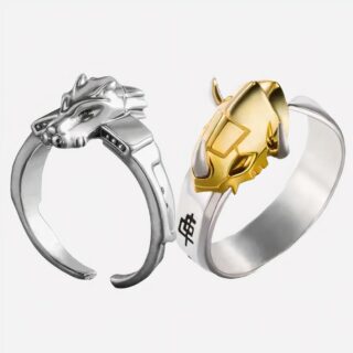 Bagues avec têtes de personnages sur fond blanc.