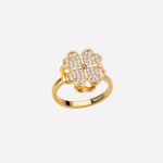 Bague dorée en forme de trèfle sur fond blanc.