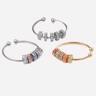 Bagues anti-stress sur fond gris.