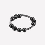 Anneau bague noir sur fond blanc.