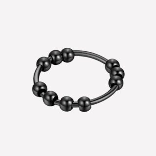 Anneau bague noir sur fond blanc.