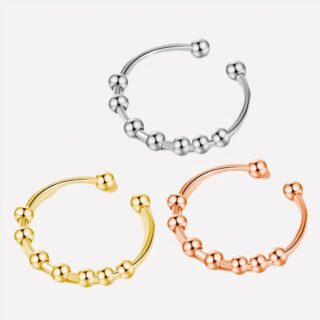 Anneaux bagues anti-stress sur fond blanc.