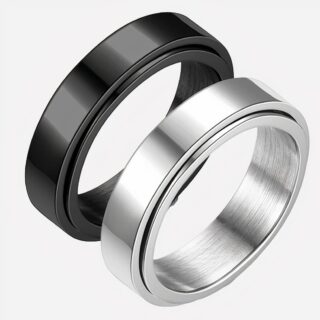 Bagues argentée et noire sur fond blanc.