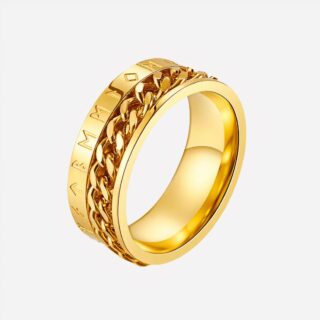 Bague dorée avec une chaine sur fond blanc.