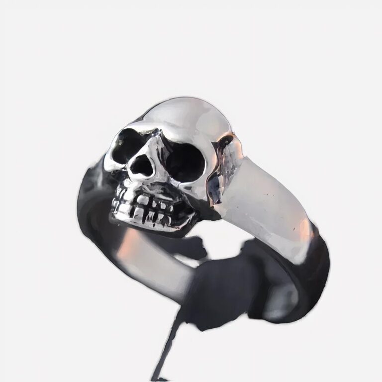 Bague tête de mort homme en argent sterling 925 Photo d'une bague tête de mort pour homme en argent sterling 925 sur un présentoir noir