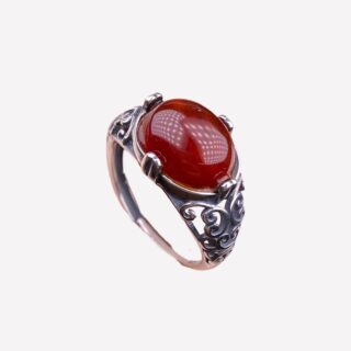 Bague vintage femme en grenat sur un tissu rose