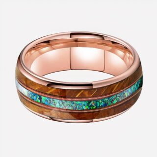 Bague en bois rosée avec liseré bleu. Anneau simple fond blanc