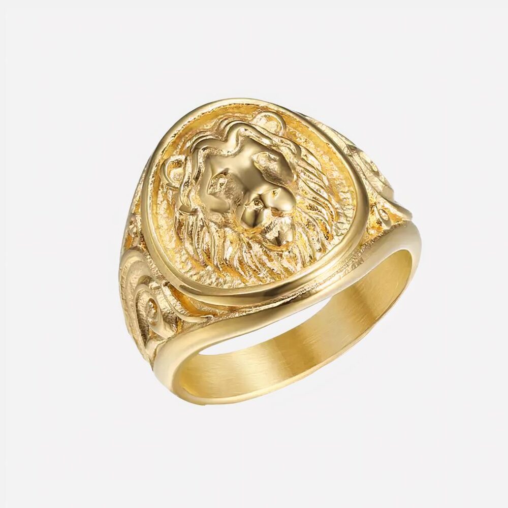 Photo d'une bague dorée de forme chevalière ronde dessus avec une tête de lion en relief