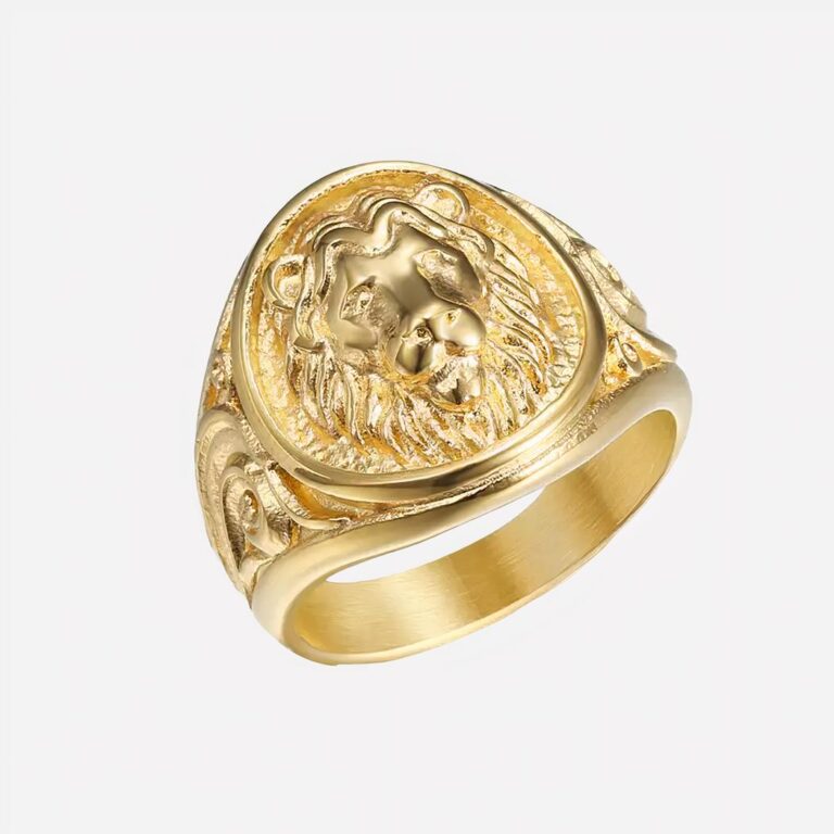 Bague homme lion chevalière ronde Photo d'une bague dorée de forme chevalière ronde dessus avec une tête de lion en relief