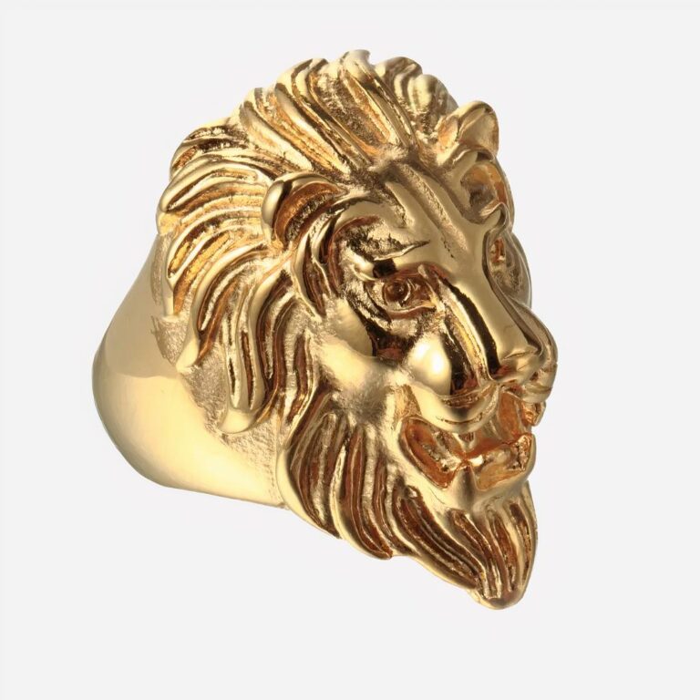 Bague homme lion dorée Photo d'une bague dorée pour homme en forme de tête de lion avec sa crinière sur un fond blanc