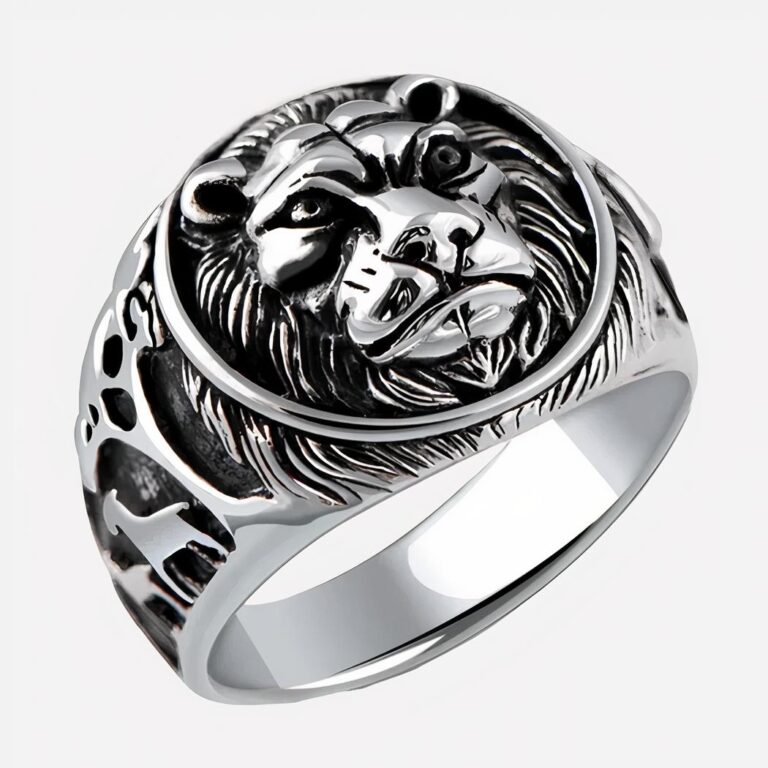 Bague homme lion vintage en argent sterling 925 Photo d'une bague pour homme tête de lion vintage en relief en argent sterling 925 sur un fond blanc