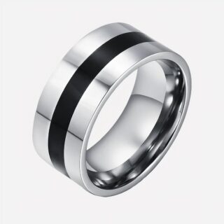 Photo d'une bague homme anneau argenté avec un anneau noir au milieu sur un fond blanc