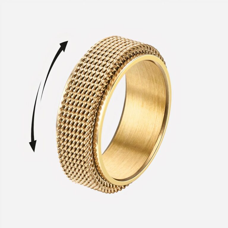 Bague anti-stress à maillons pour homme Bague dorée rotative sur fond blanc.