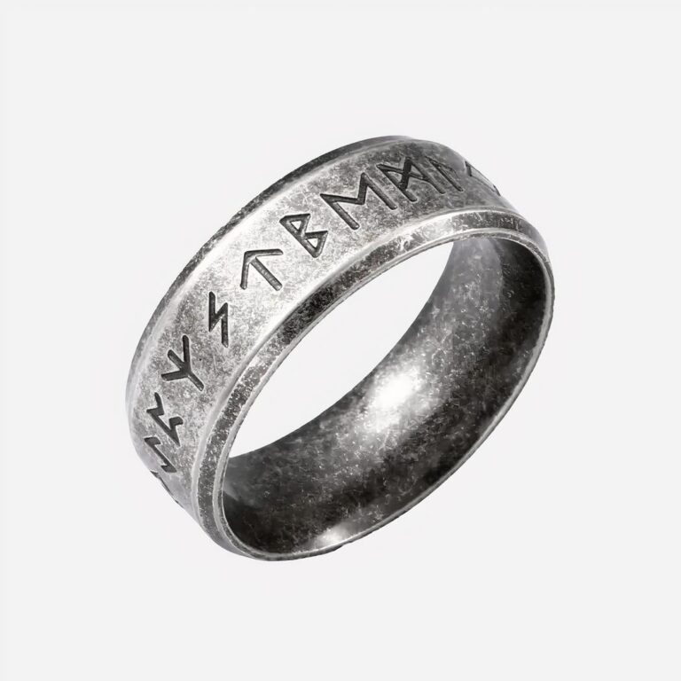 Bague gravée sur fond blanc.