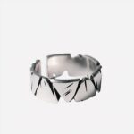 Bague gravée sur fond gris.