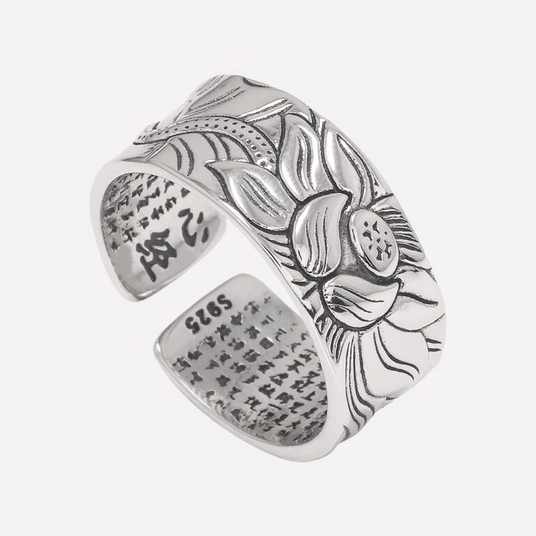 Bague argentée et gravée sur fond blanc.