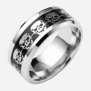 Photo d'un anneau bague pour homme tête de mort argentées sur fond noir, le tout sur un fond blanc