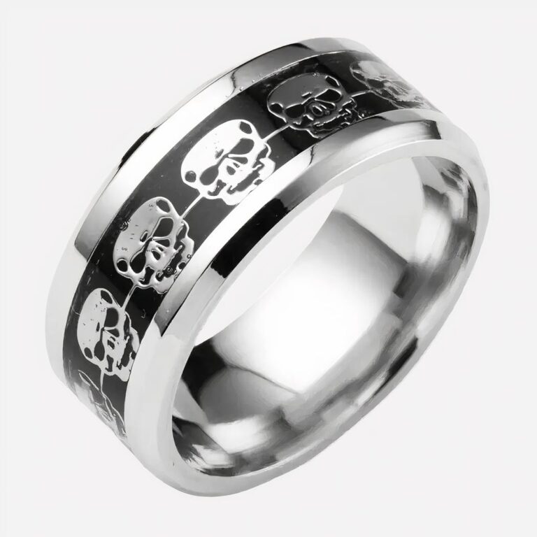 Photo d'un anneau bague pour homme tête de mort argentées sur fond noir, le tout sur un fond blanc