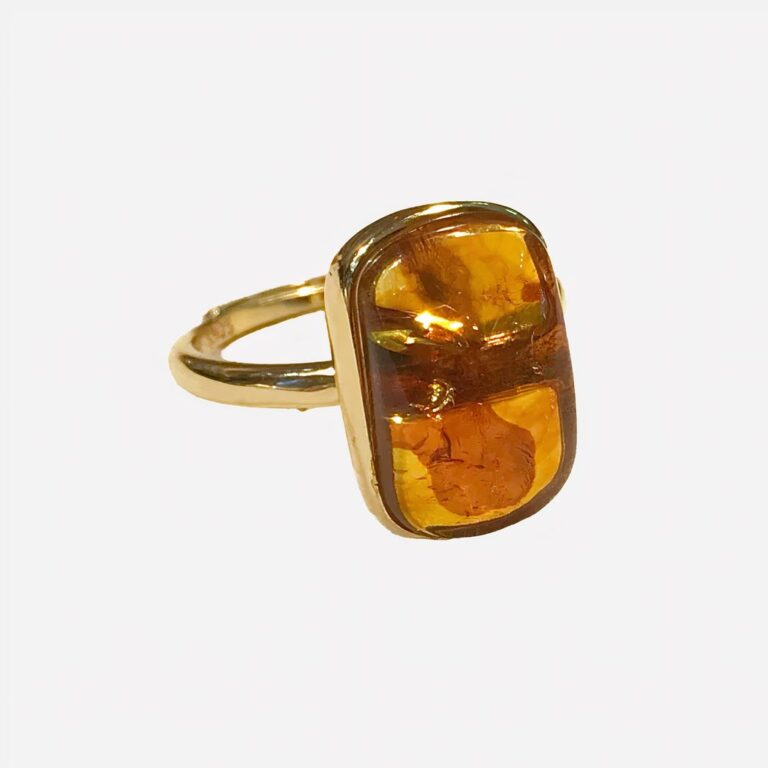 Bague dorée avec une pierre en ambre ajustable