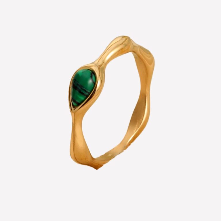Bague irrégulière surmontée d'une malachite Bague irrégulière dorée surmontée d'une malachite