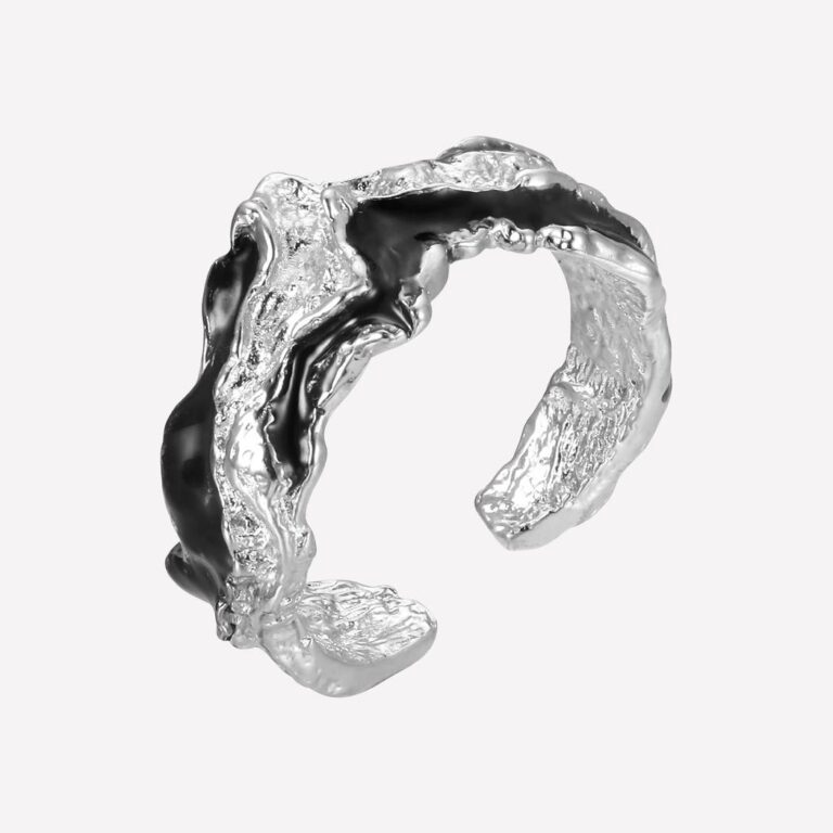 Photo d'une bague homme moderne ouverte originale argentée et noire sur fond blanc