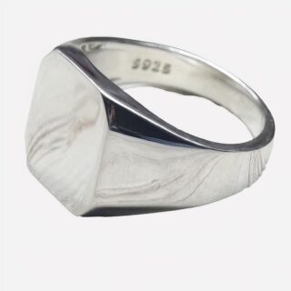 Photo d'une photo chevalière pour homme en argent 925 posée sur un fond gris