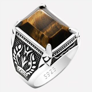 Photo d'une bague chevalière en argent sterling 925 surmontée d'une pierre naturelle oeil de tigre, sur un fond blanc