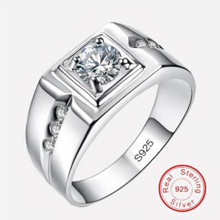 Photo d'une bague chevalière pour homme en argent sterling 925 et zirconiums sur un fond blanc