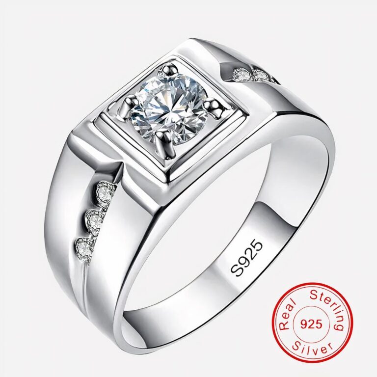 Photo d'une bague chevalière pour homme en argent sterling 925 et zirconiums sur un fond blanc