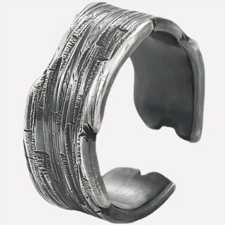 Photo d'une bague pour homme en argent de style rétro sur un fond blanc