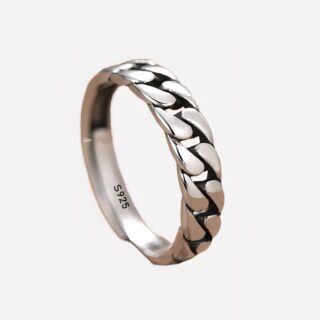 Photo d'une bague en argent réglable pour homme en maillon gourmette, sur un fond ocre