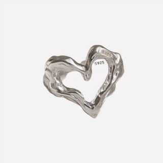 Bague argentée creuse contemporaine en forme de coeur