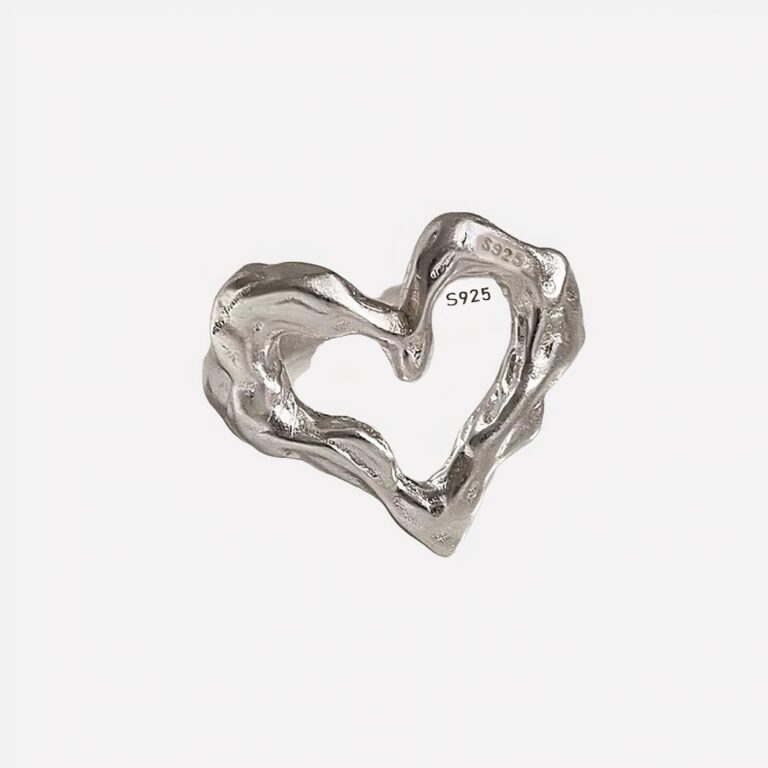 Bague argentée creuse contemporaine en forme de coeur