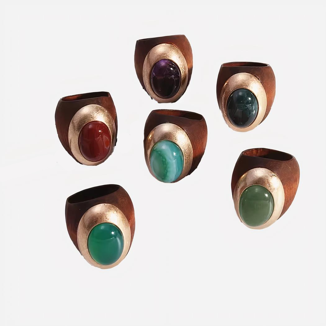On voit des bagues en bois larges et épaisses pour femme, style ethnique avec des inserts colorés en résine