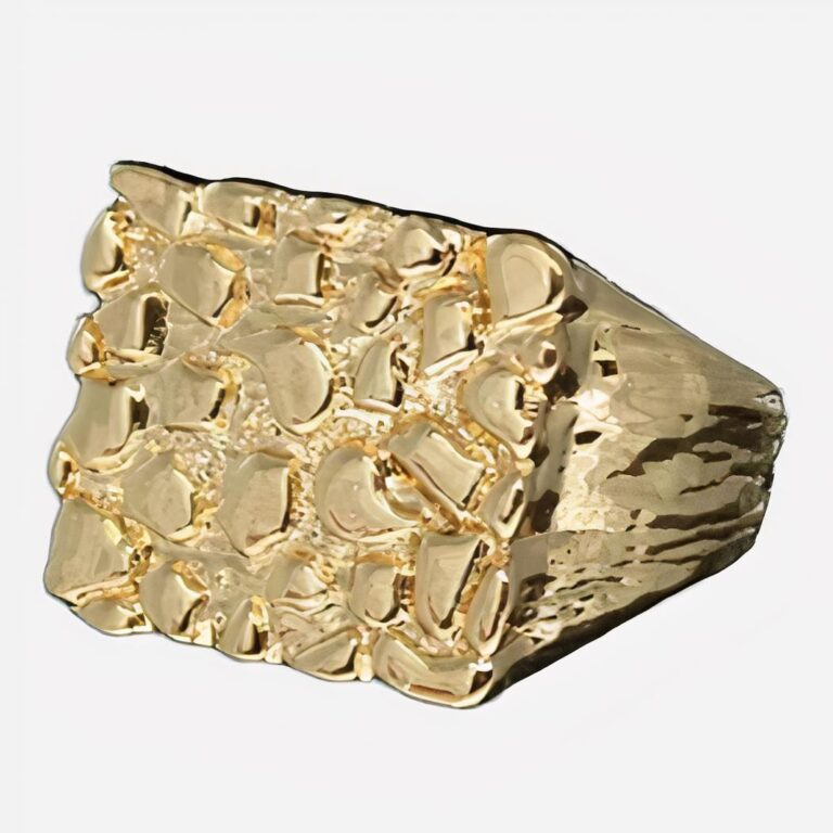 Photo d'une grosse bague pour homme dorée bosselée sur fond noir