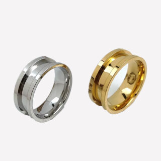 Photo de deux bagues modernes pour homme au design creux, l'une est argentée l'autre dorée