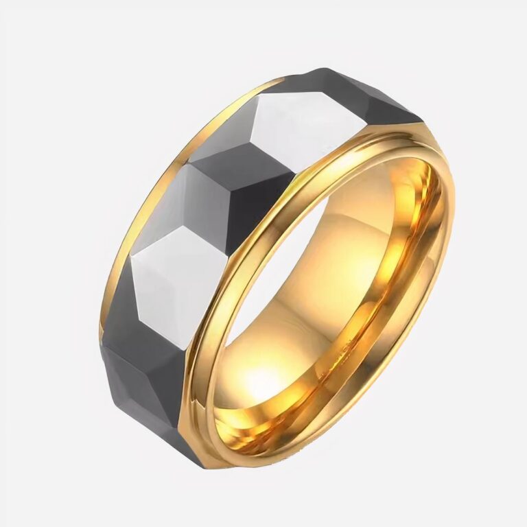 Photo d'une bague moderne pour homme en tungstène bicolore sur fond blanc