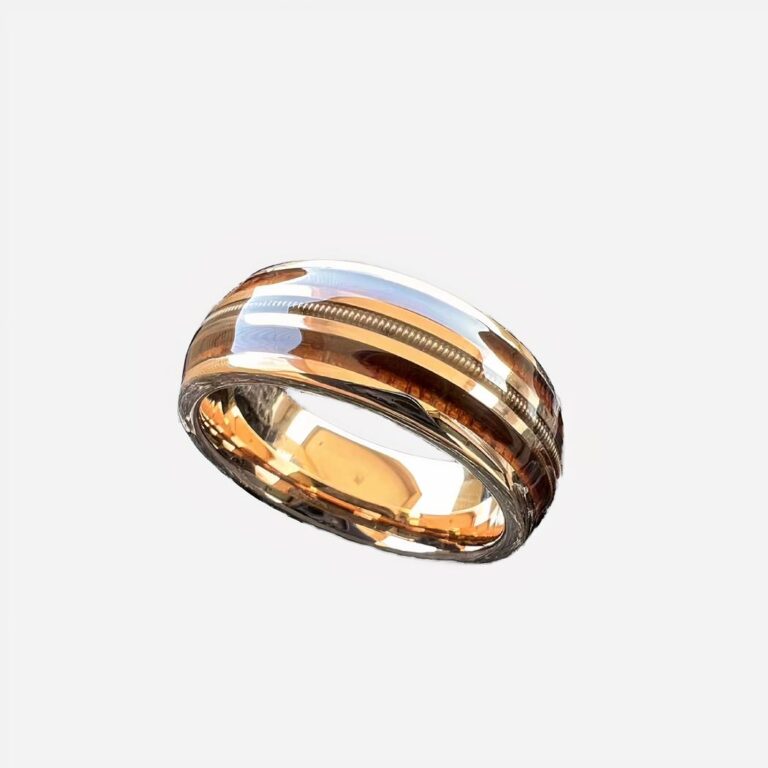 Photo d'une bague moderne pour homme en tungstène et bois sur une pierre gris foncé