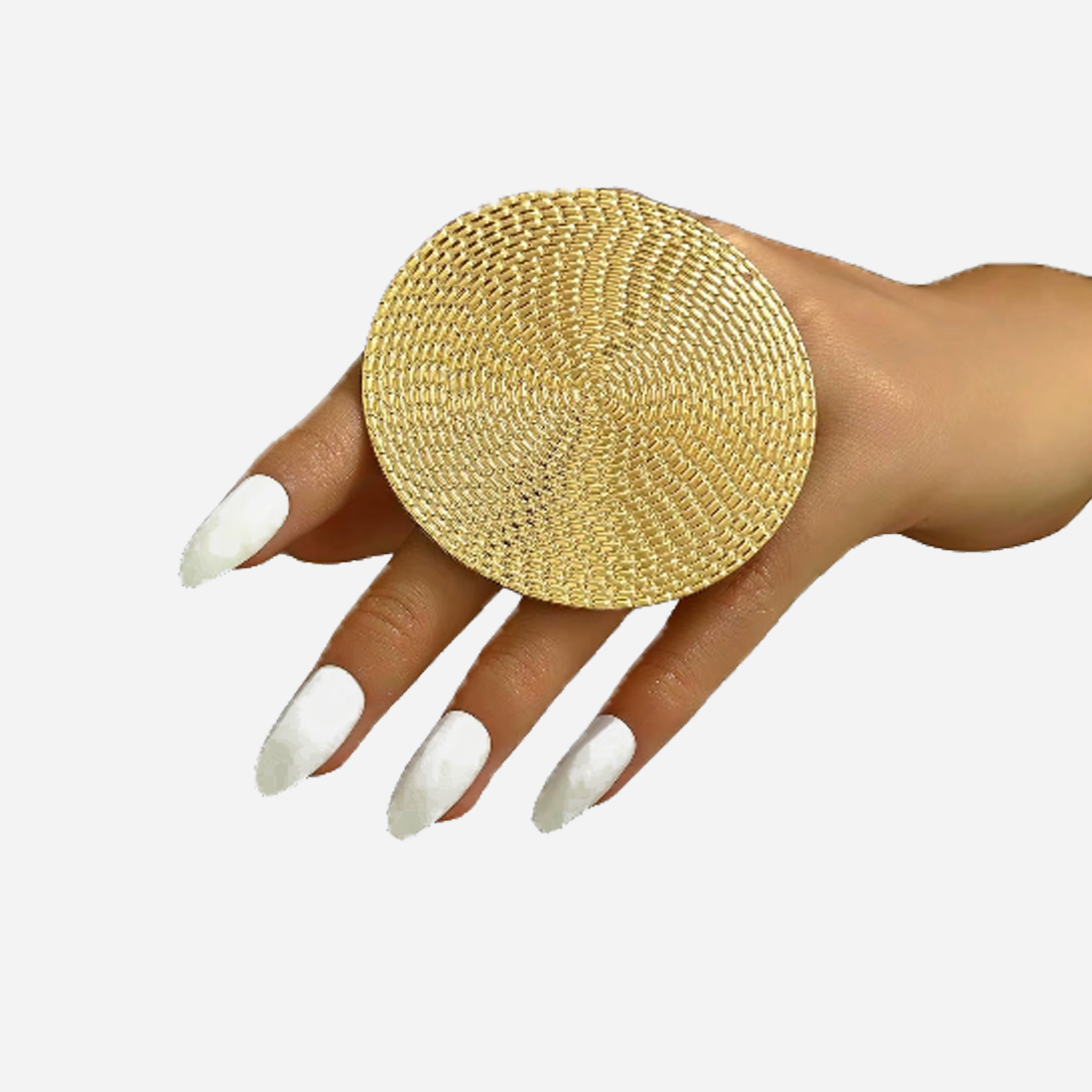 grosse bague dorée sur une main avec du vernis blanc
