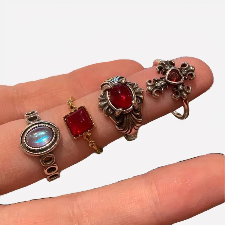 4 bagues de style vintage pour femme, sur un doigt.