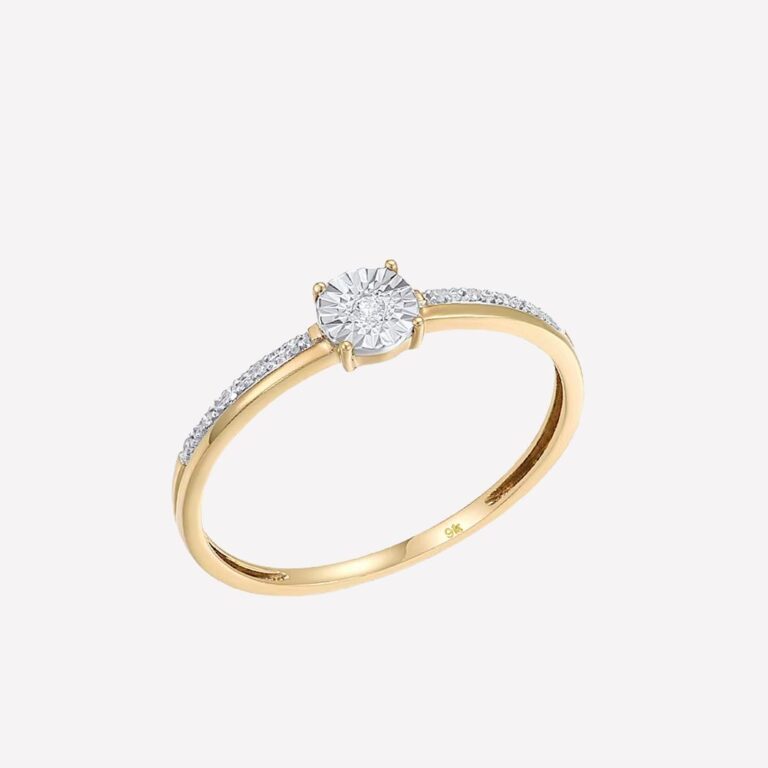 Bague dorée avec diamant sur fond blanc.