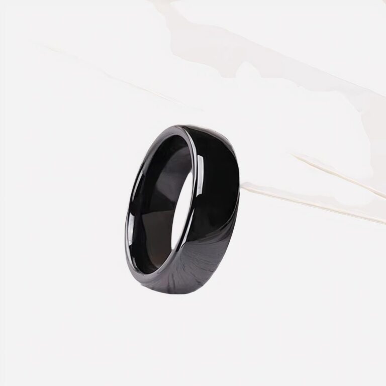 Bague noire épaisse anneau sur fond blanc